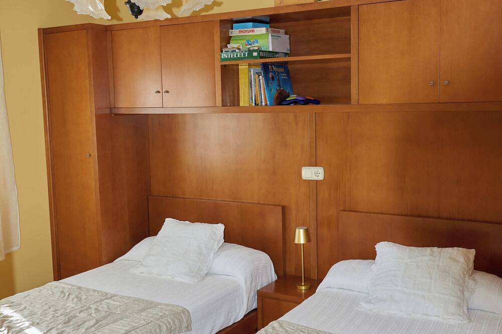 Casa Ameixida, para grupos grandes, vistas al mar, playa 300m, parking, barbacoa in Riveira, Rias Baixas