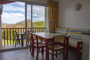Gîte pour 4 personnes, avec vue ainsi que piscine et jardin, animaux acceptés à Souraïde