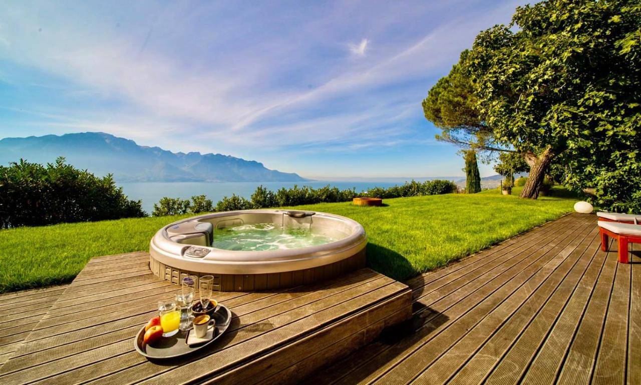 Sunset House with gorgeous view of the lake in Chernex, Montreux