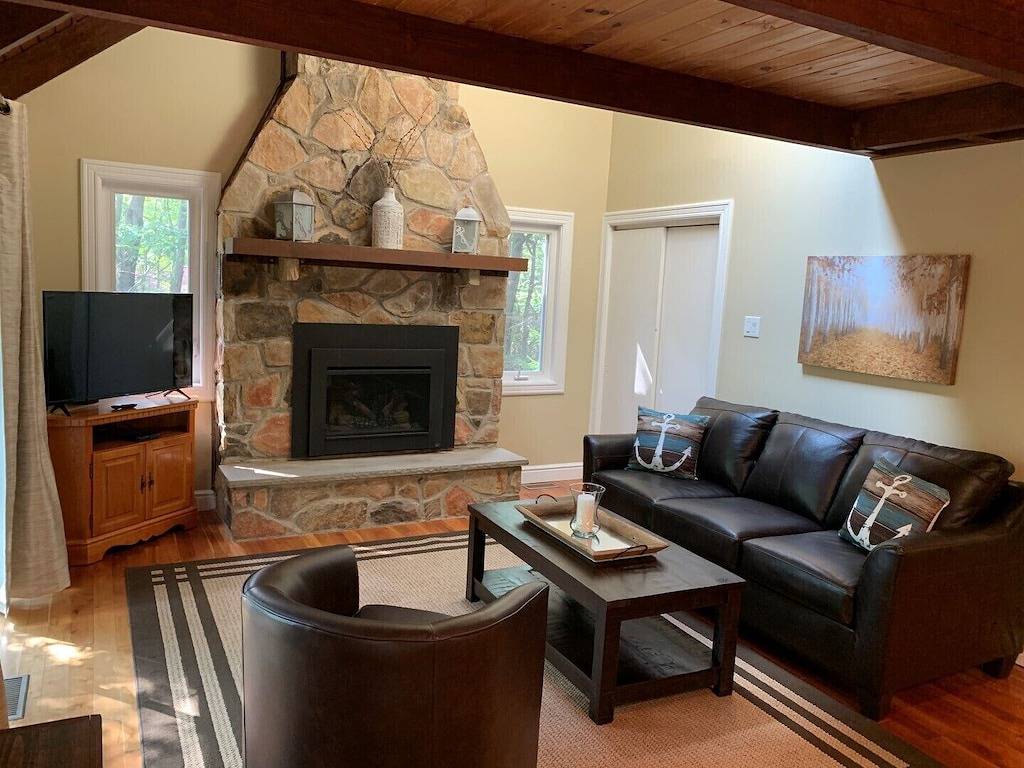 Charming mountain retreat w/ view of Big Boulder and short walk to Lake Harmony in Hickory Run State Park