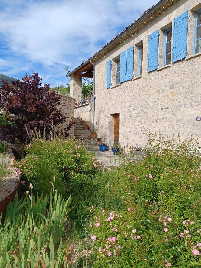 Location de vacances pour 3 personnes, avec jardin et terrasse ainsi que piscine et vue à Lachau - 3