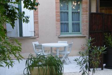Gîte pour 4 personnes, avec terrasse ainsi que piscine et jardin à Beaumont-de-Lomagne
