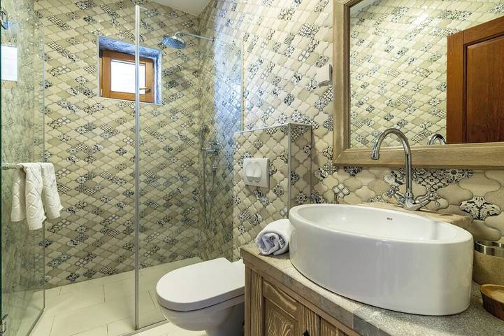 Villa für 8 Personen, mit Sauna und Garten sowie Balkon in Montenegro - 3