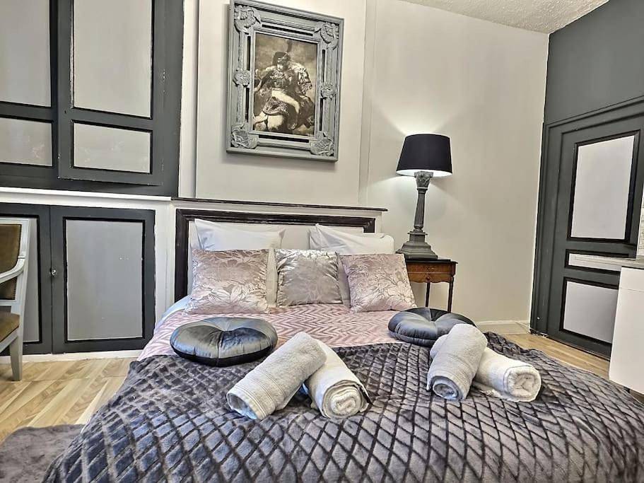 Appartement entier, Escapade au Château Studio Typique et Lumineux in Férolles-Attilly, Seine-et-Marne