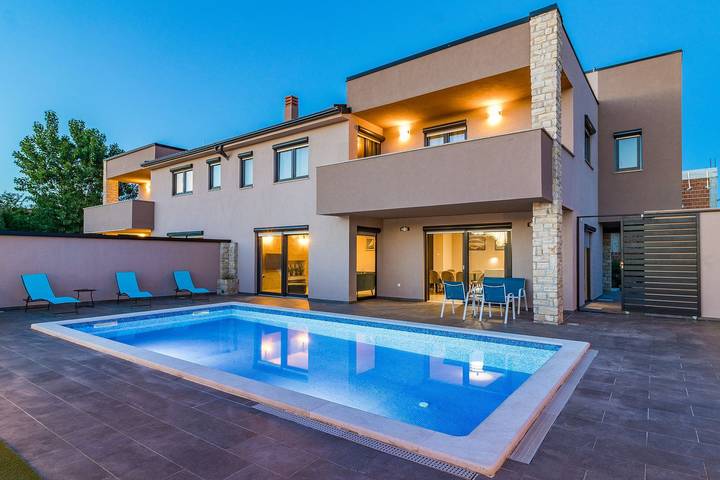 Villa für 10 Personen, mit Balkon und Terrasse sowie Garten und Pool in Pula
