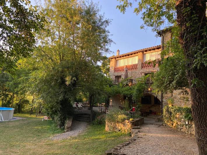 Bungalow para 2 personas, con Terraza además de Jardín y Piscina en Garrotxa