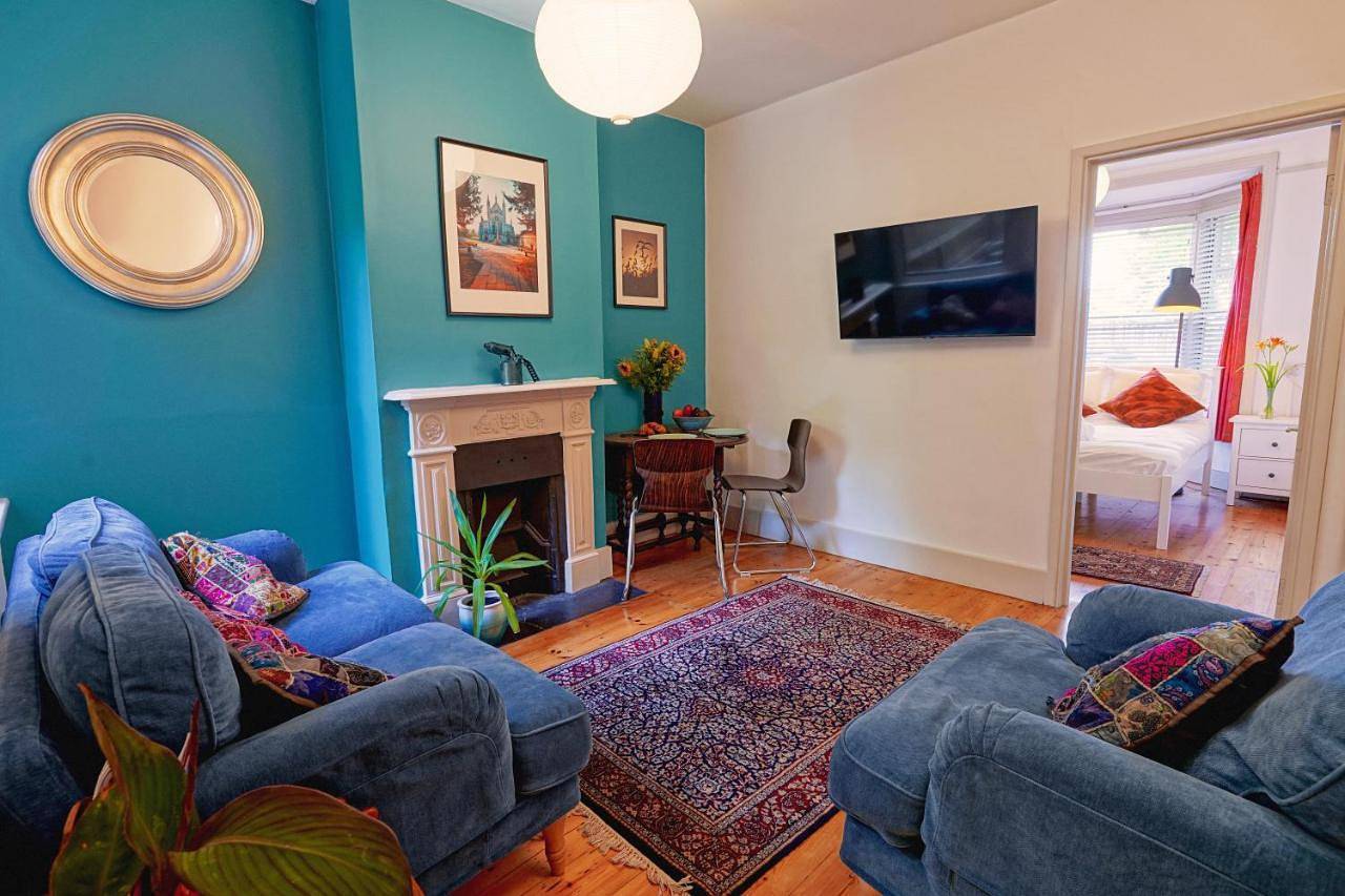 Entire apartment, Cosy 1-Bed Escape with Free Parking - At Hem in Winchester, South Downs