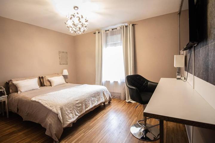 Hôtel pour 3 personnes, avec Terrasse et Jardin à Pont-sur-Sambre