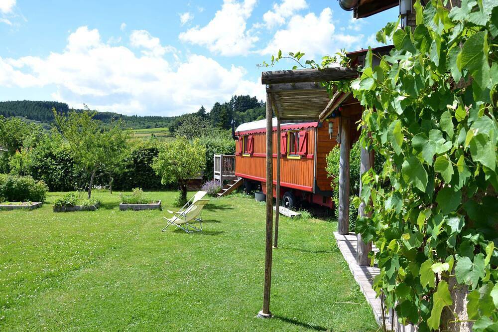 Roulotte foraine, sur terrain privatif proche de Cluny in Dompierre-les-Ormes, Région de Mâcon