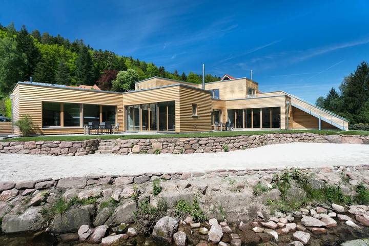 Ferienwohnung für 6 Personen, mit Balkon und Terrasse sowie Garten und Ausblick in Bad Herrenalb