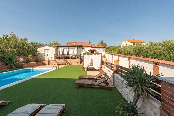 Villa für 8 Personen, mit Whirlpool und Garten sowie Terrasse, mit Haustier in Dalmatien