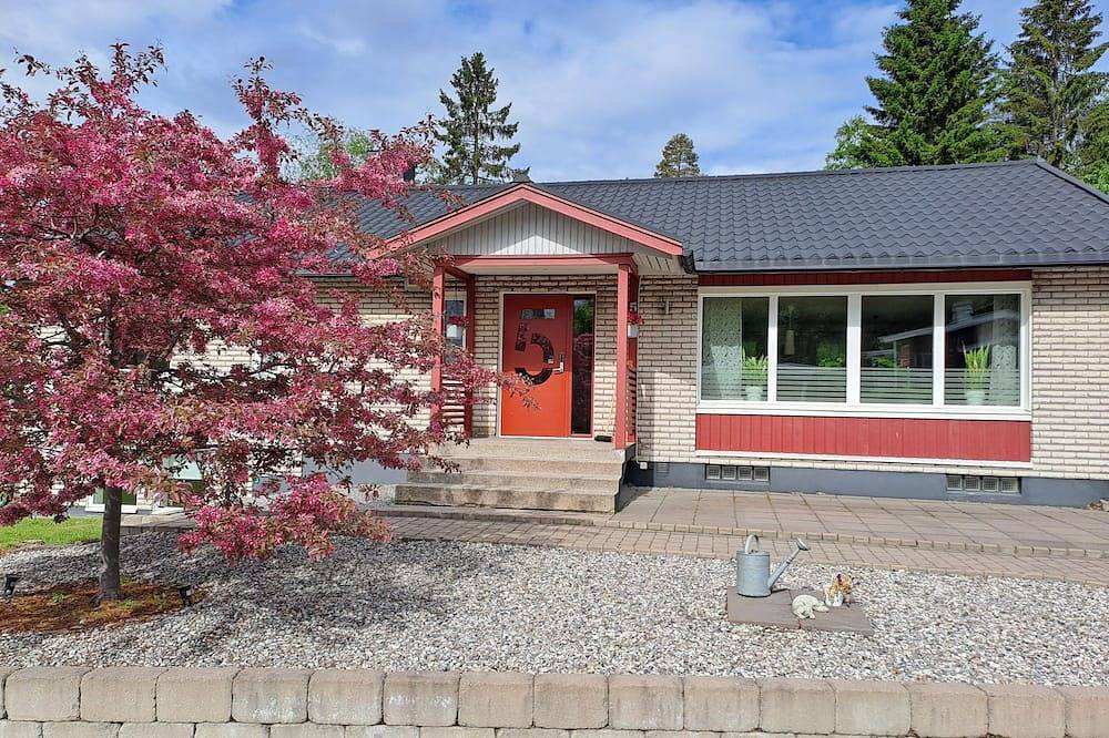 House with large social areas, fantastic backyard and bathroom with sauna and bathtub in Lulea, Bottenwiek