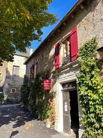 Hôtel pour 4 personnes, avec terrasse ainsi que piscine et jardin, animaux acceptés à Plaisance (Aveyron)