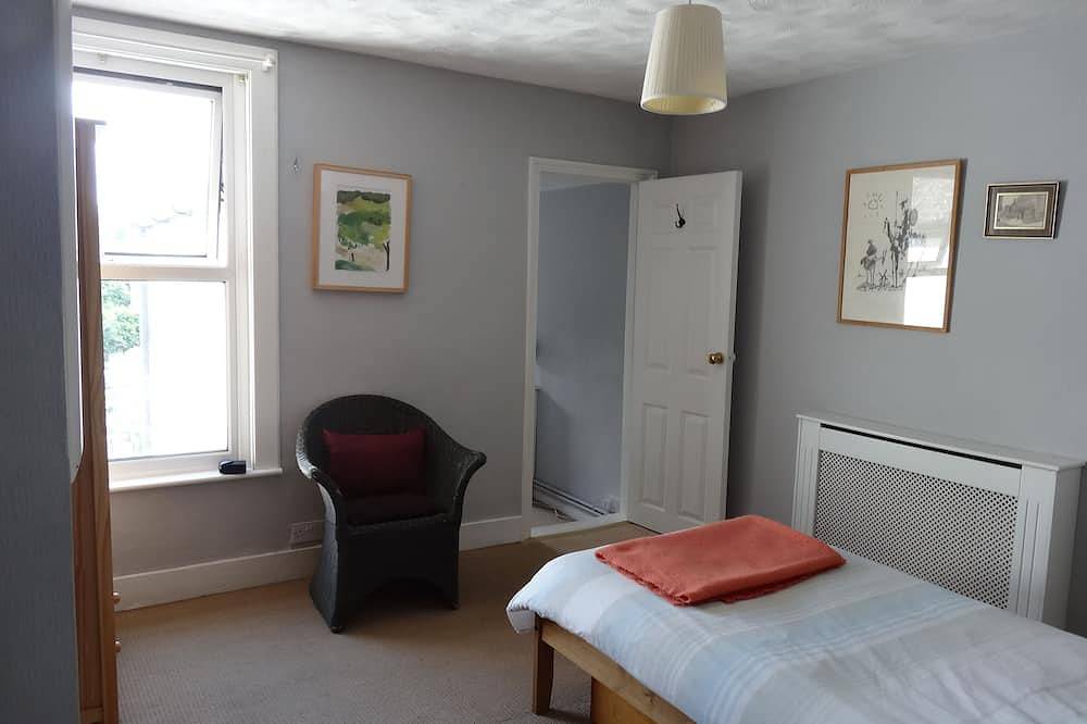 Two minutes from beach. Cosy pet-friendly cottage in cool location with garden. in Whitstable, Kent