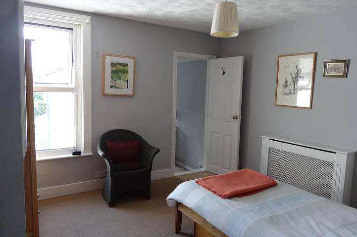 Two minutes from beach. Cosy pet-friendly cottage in cool location with garden. in Whitstable, Kent