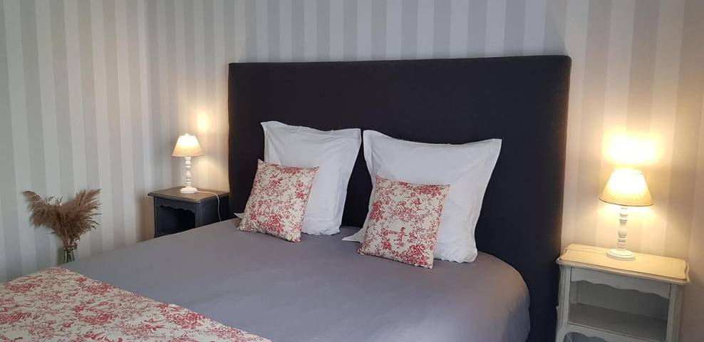 Location de vacances pour 2 personnes, avec piscine et terrasse ainsi que jardin et vue à Changé - 2