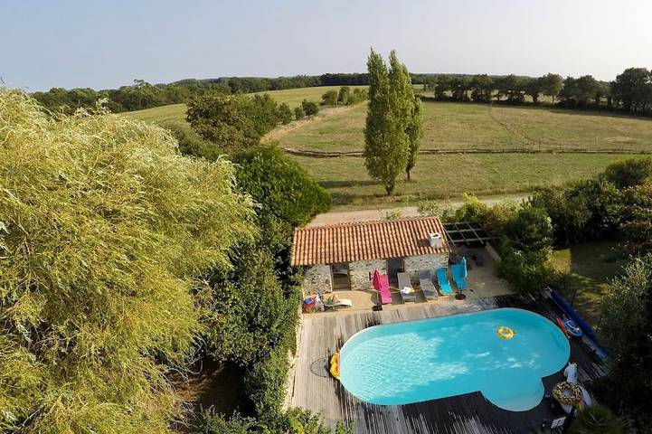 Location de vacances pour 4 personnes, avec Jacuzzi et Terrasse ainsi que Jardin et Piscine à Sallertaine