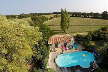 Gîte pour 4 personnes, avec terrasse et jardin ainsi que piscine et jacuzzi à Sallertaine