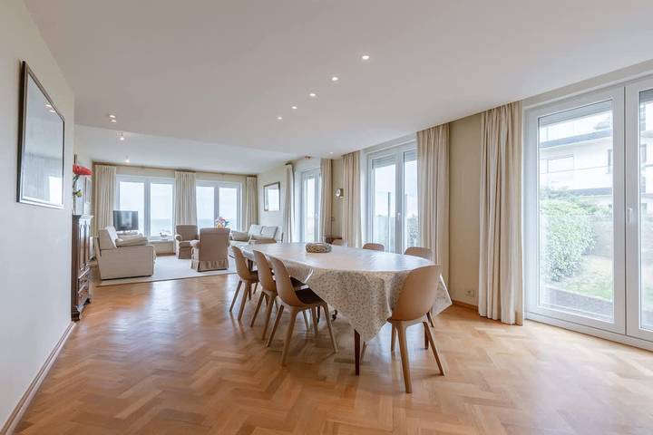 Apartamento entero, 4-bedroom escape w/ backyard & beach access in Le Zoute, Knokke-Heist