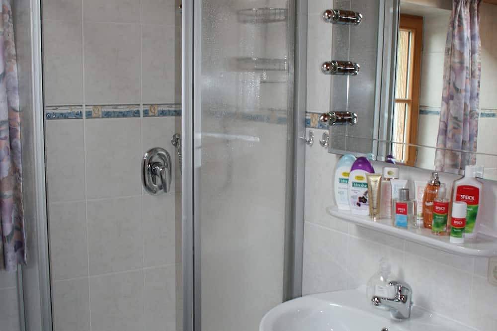 Ganze Wohnung, Ferienwohnung 57 qm, 1- 2 Personen, 1 Schlafzimmer , Wintergarten, Wlan in Staudach-Egerndach, Bayerische Alpen