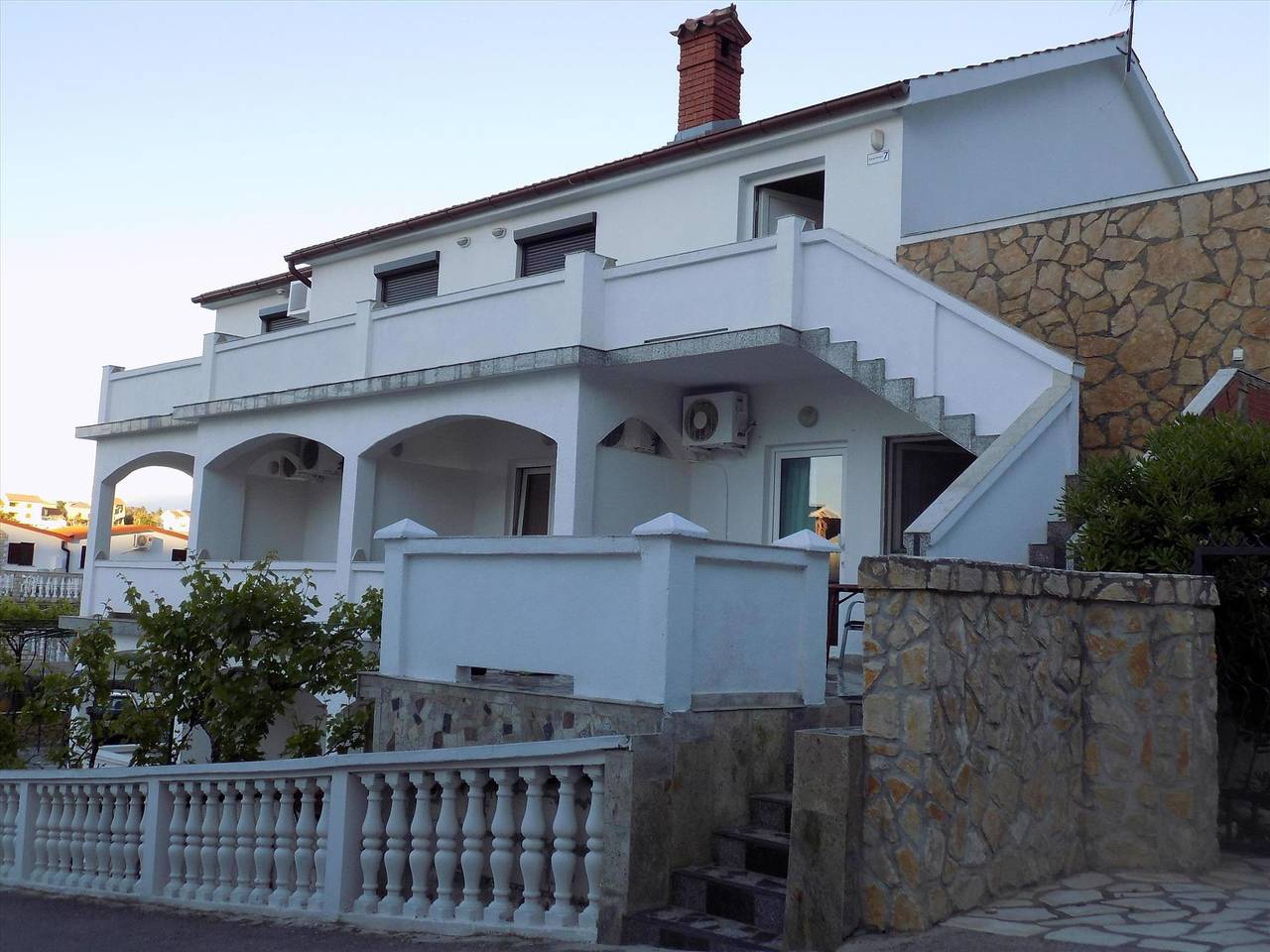 Ganze Ferienwohnung, Ferienwohnung 50 m von der Adria entfernt mit großer Terrasse  in Lopar, Rab