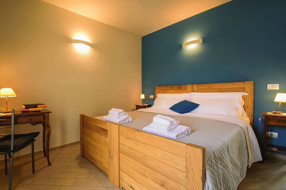 Ganze Wohnung, Apartment with balcony - La Rosa nel Borgo in La Morra, Langhe