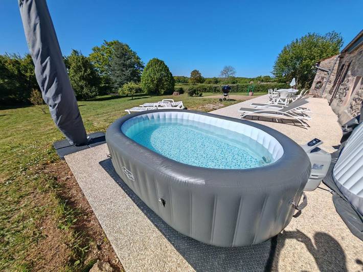 Location de vacances pour 8 personnes, avec Balcon et Jacuzzi ainsi que Terrasse et Jardin à Quarré-les-Tombes - 2