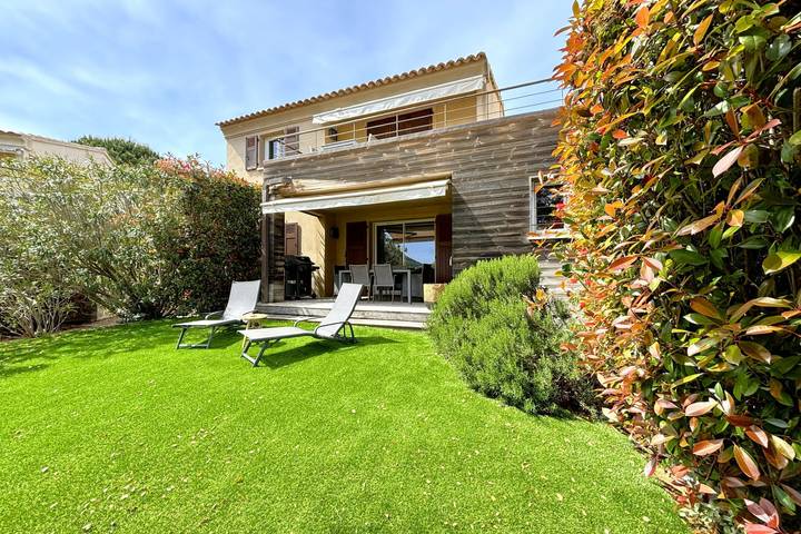 Appartement de vacances pour 7 personnes, avec piscine ainsi que terrasse et jardin, adapté aux familles