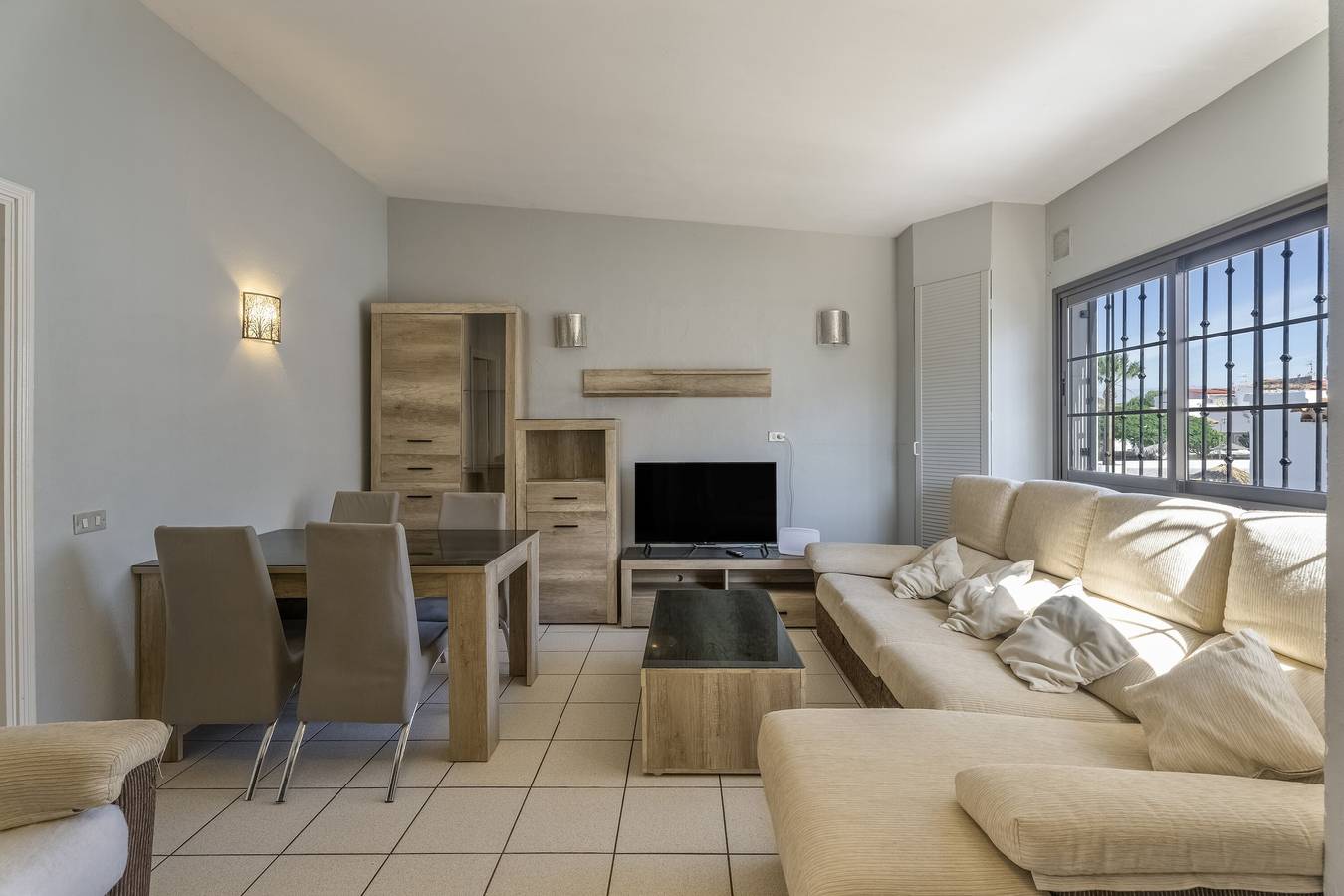 Apartamento entero, Apartamento Vacacional 'Junto A La Piscina' con Vista a la Montaña, Wi-Fi y Aire Acondicionado in Costa del Silencio, Arona 