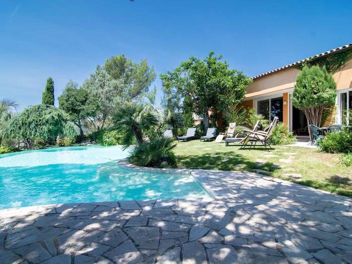 Chalet para 10 personas, con terraza además de piscina y jardín - 1