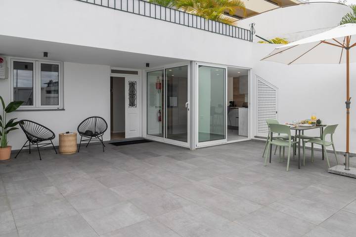 Casa Branca 36 - Ruhe mit privatem Patio in São Martinho, Madeira