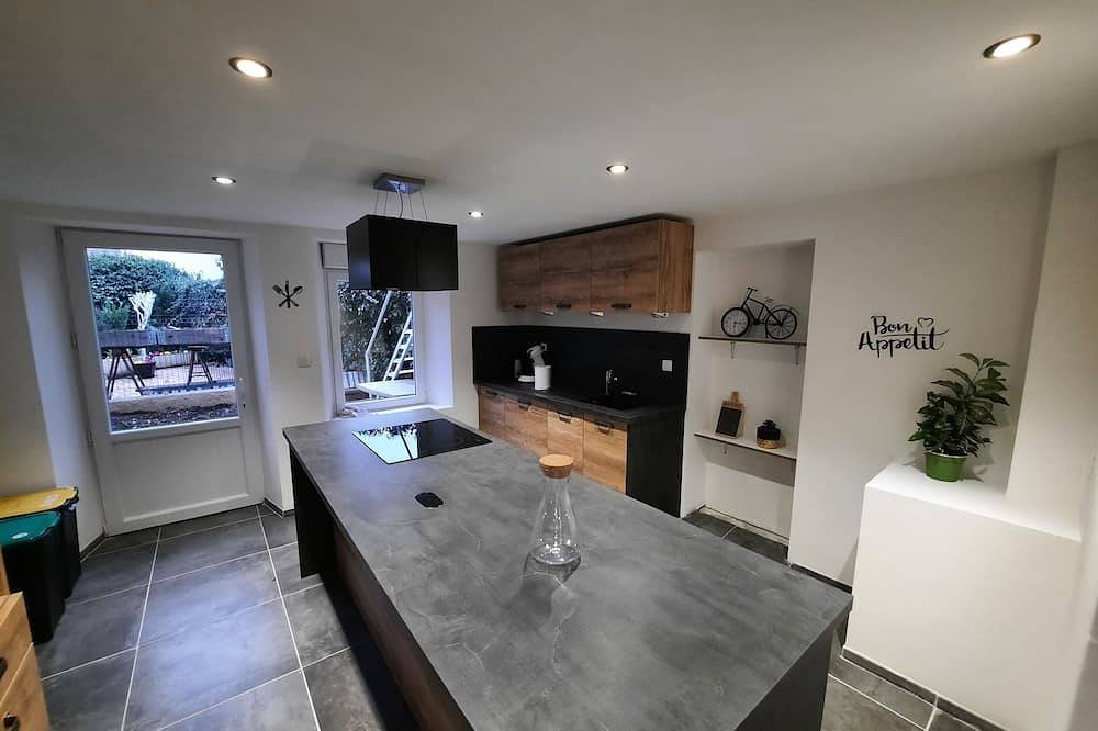 Chambre Avec Salle de Bain 2. Idéale Pour un Séjour Économique Tout Confort in Vesoul, Haute-Saône