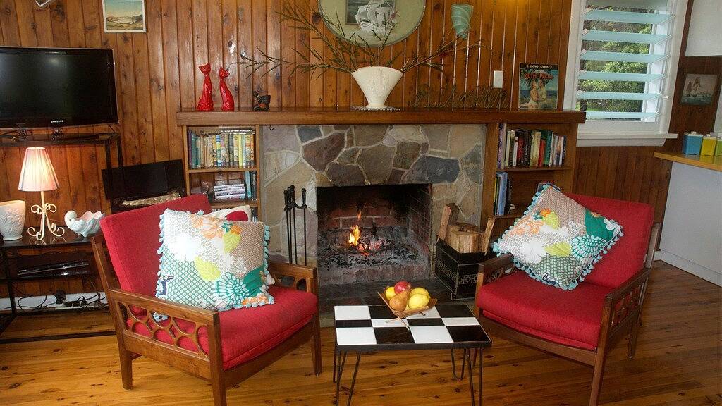 Retro- Strandhaus, das Ozean übersieht in Pambula Beach, New South Wales