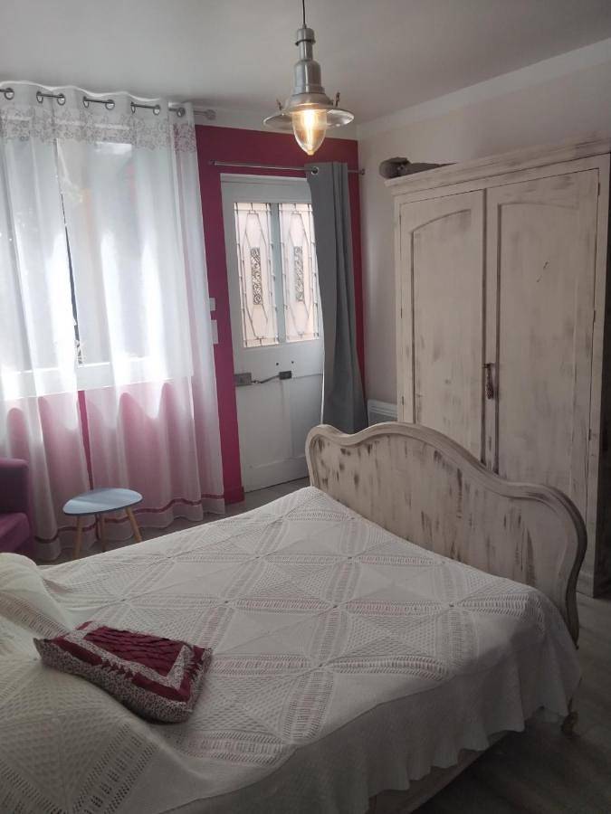 Location de vacances pour 2 personnes, avec terrasse ainsi que vue et jardin à Sénas - 4