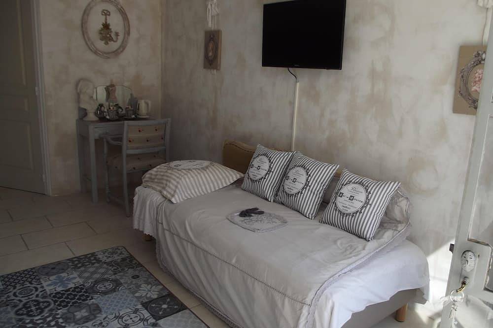 Triple room-Comfort-Ensuite-Garden view in Bouc-Bel-Air, Aix-en-Provence region