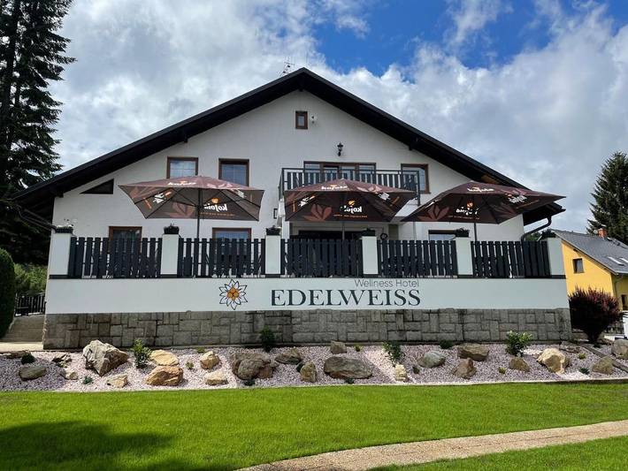 Hotel für 2 Personen, mit Garten und Sauna sowie Whirlpool und Pool in Liberec