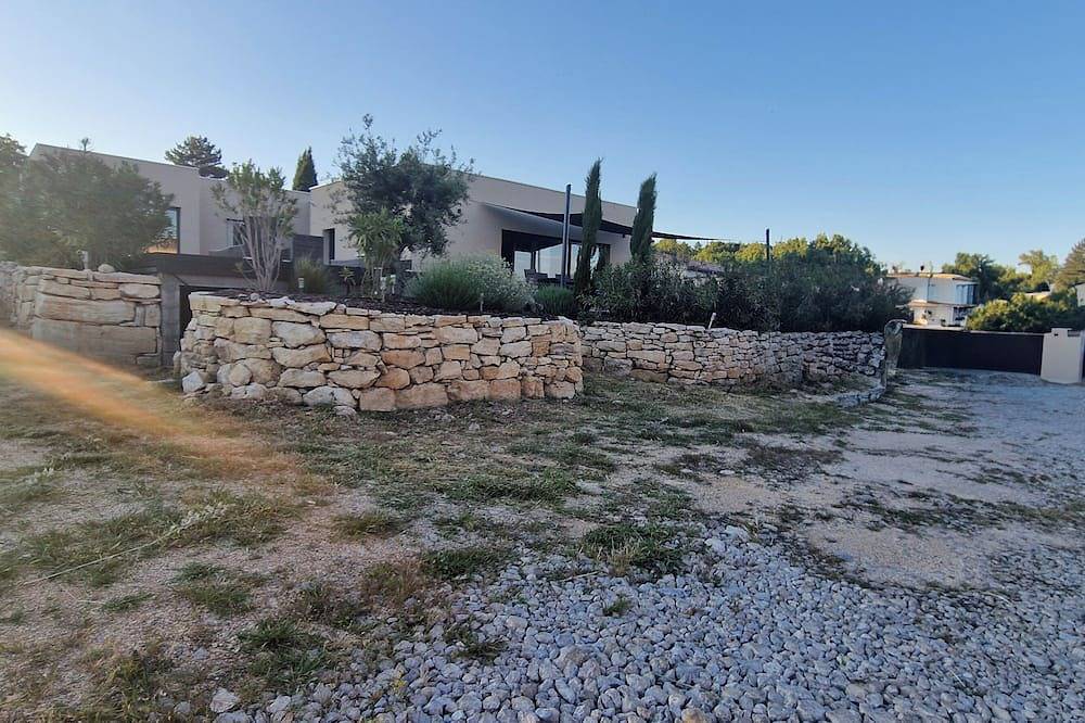 Villa de Pierrefeu, lavender and old stones in the heart of the Luberon in Reillanne, Regionaler Naturpark Luberon