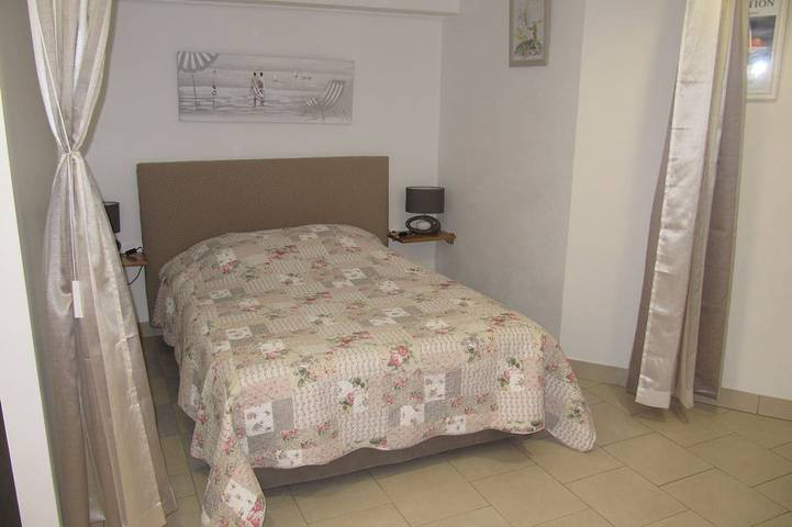 Gîte pour 4 personnes, avec terrasse ainsi que piscine et jardin à Cabris - 2