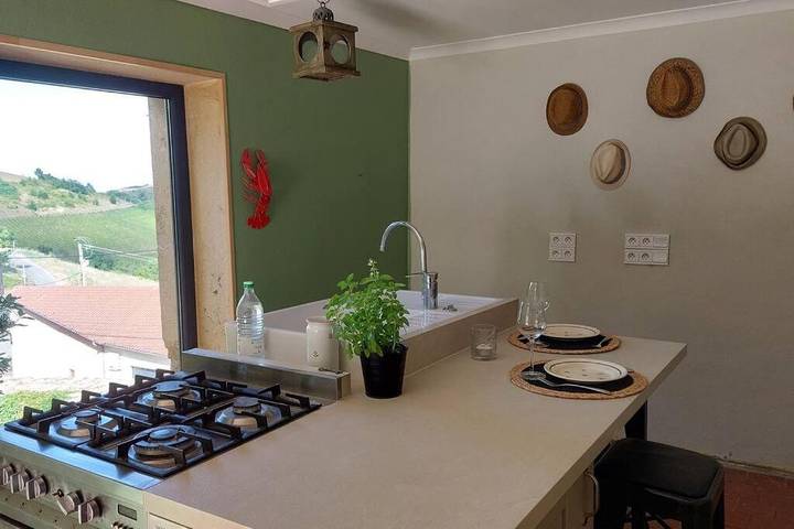 Location de vacances pour 2 personnes, avec vue ainsi que terrasse et piscine à Blacé - 2