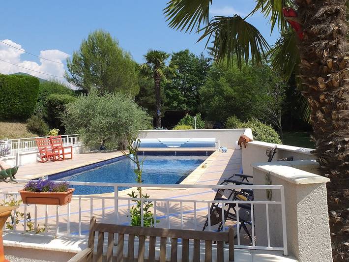 Gîte pour 4 personnes, avec terrasse ainsi que jardin et piscine