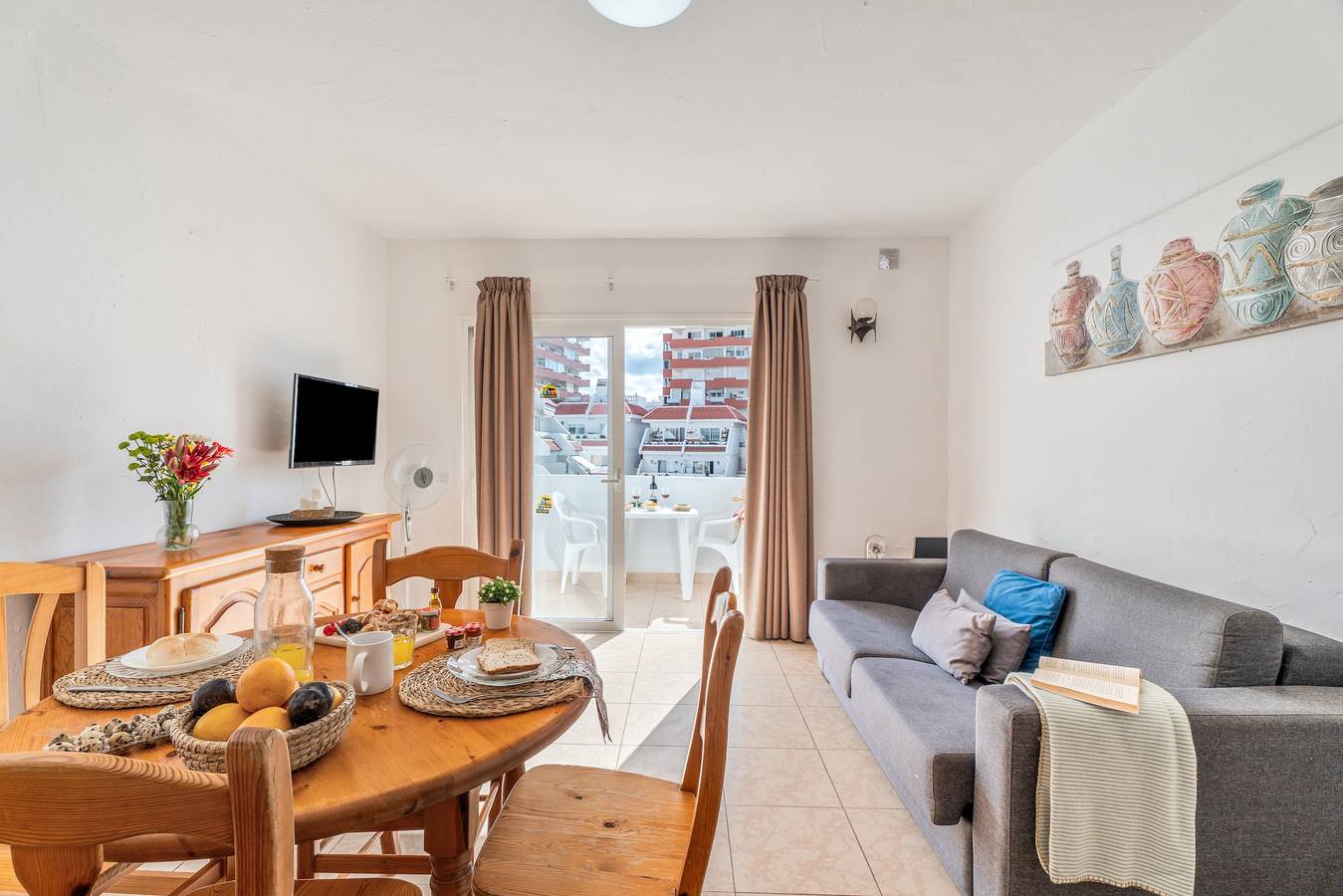 Ganze Wohnung, Apartment Infinity Pool Views mit Gemeinschaftspool, privater Terrasse und Wlan in Playa de las Américas, Arona