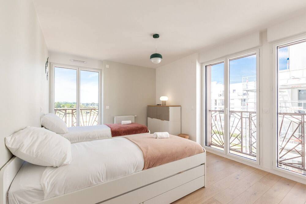 Entire apartment, Apartment-Apartment-Ensuite with Bath-Terrace-La Bella Vita By Plaza in Chessy, Seine-et-Marne