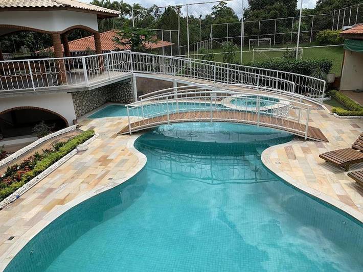 Casas e apartamentos de temporada para 15 pessoas, com piscina e vista e ainda piscina infantil and jardim, com animais de estimação em Brotas