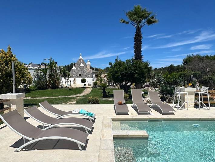 Trullo per 6 persone, con terrazza e piscina a San Michele Salentino