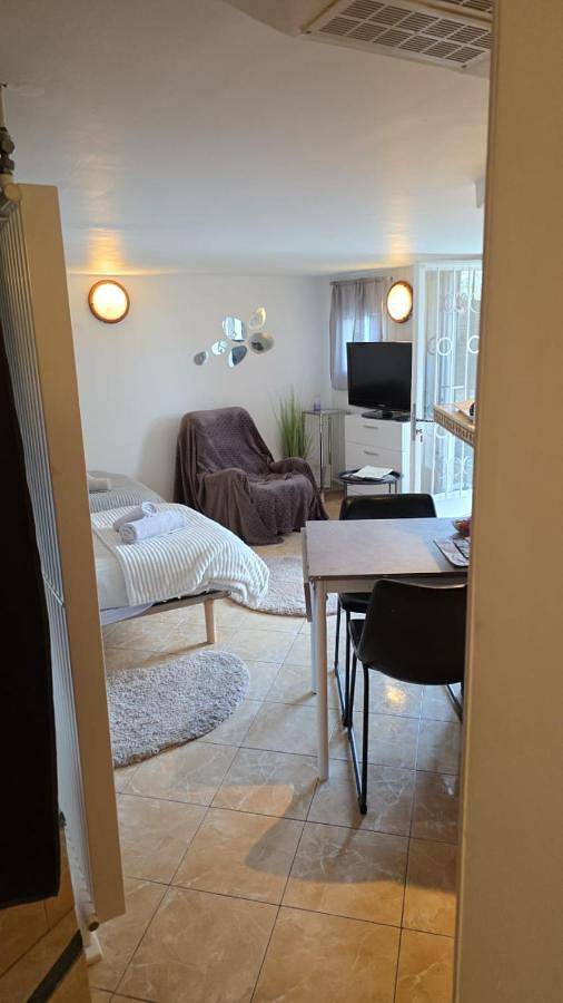 Gîte pour 2 personnes, avec piscine ainsi que jardin et terrasse, animaux acceptés à La Ferté-Gaucher - 3