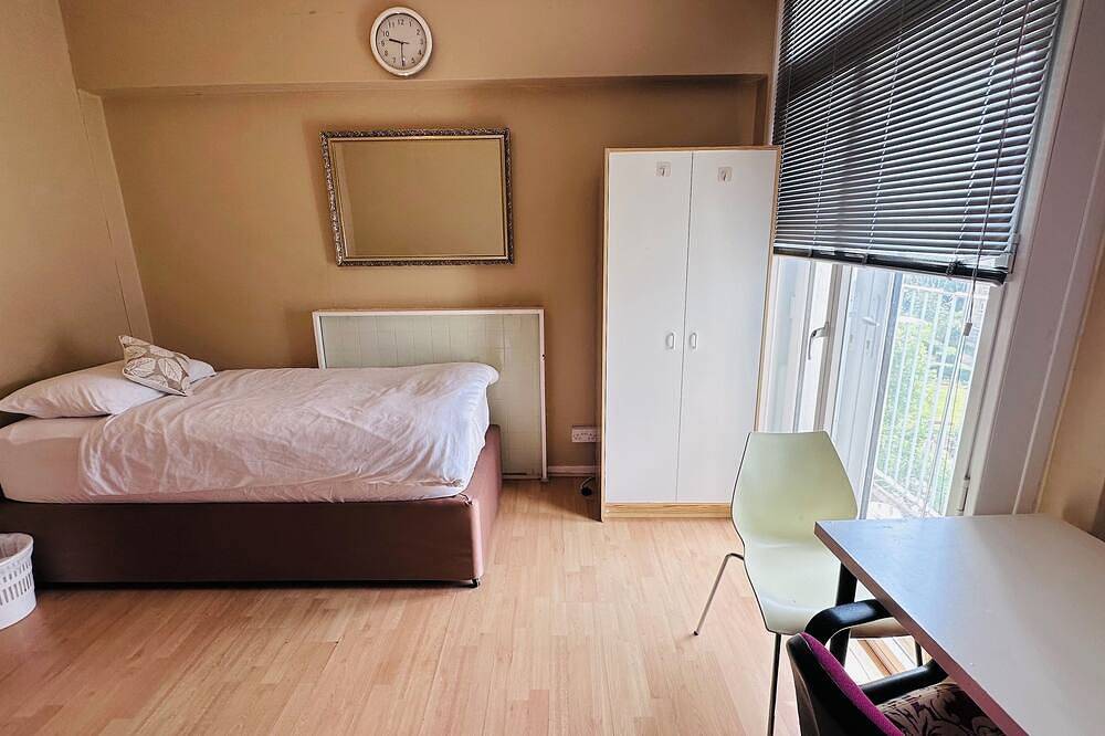 Twin Bedroom in Central London in Camden, London