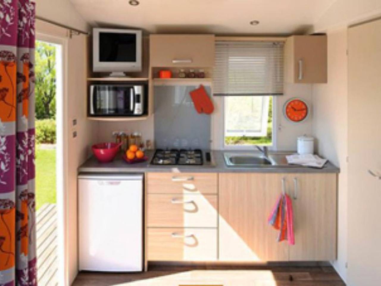 Cozy mobile home with terrace for 2 people in Neffes, Gap region