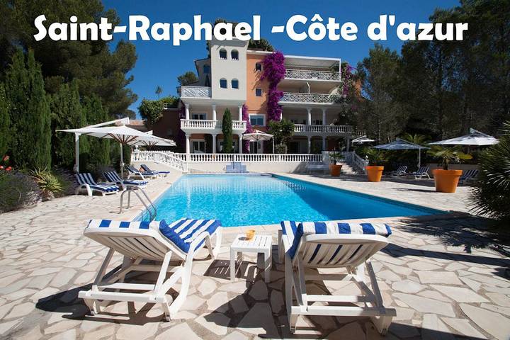 Chambre d’hôte pour 2 personnes, avec piscine ainsi que jardin et jacuzzi à Saint-Raphaël