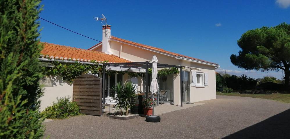 Gîte pour 6 personnes, avec terrasse et jardin
