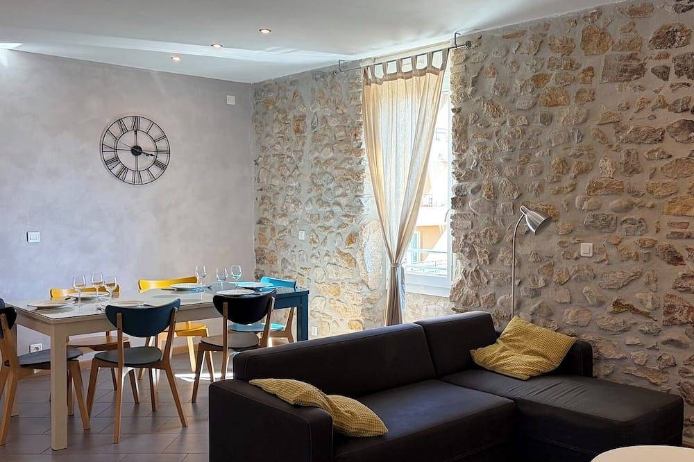 Appartement entier, 🌿 Le torrent, gîte 100 m2, centre village , dans maison rénovée avec 4 gîtes in Vallon-Pont-d'Arc, Gorges de l’Ardèche
